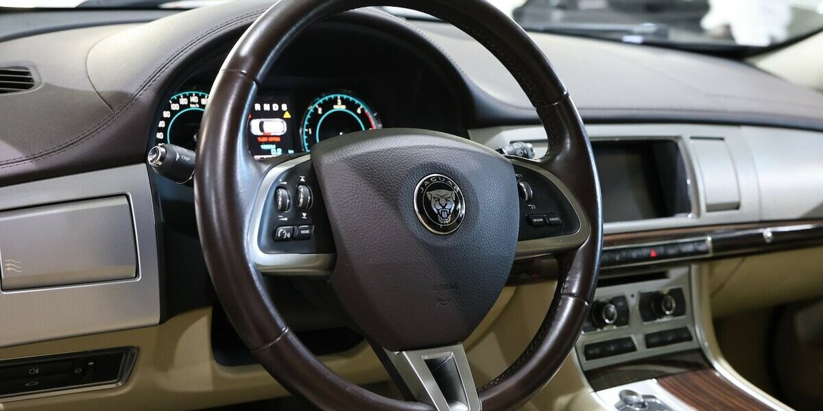 Jaguar XF SPORTBRAKE 3.0 V6 Diesel S / BLUE & BEIGE 198.000 km 5.902 &euro; Hamm 59077