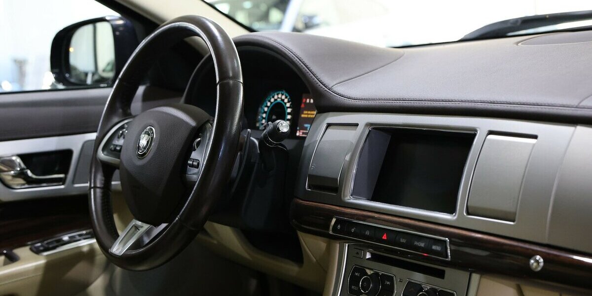 Jaguar XF SPORTBRAKE 3.0 V6 Diesel S / BLUE & BEIGE 198.000 km 5.902 &euro; Hamm 59077