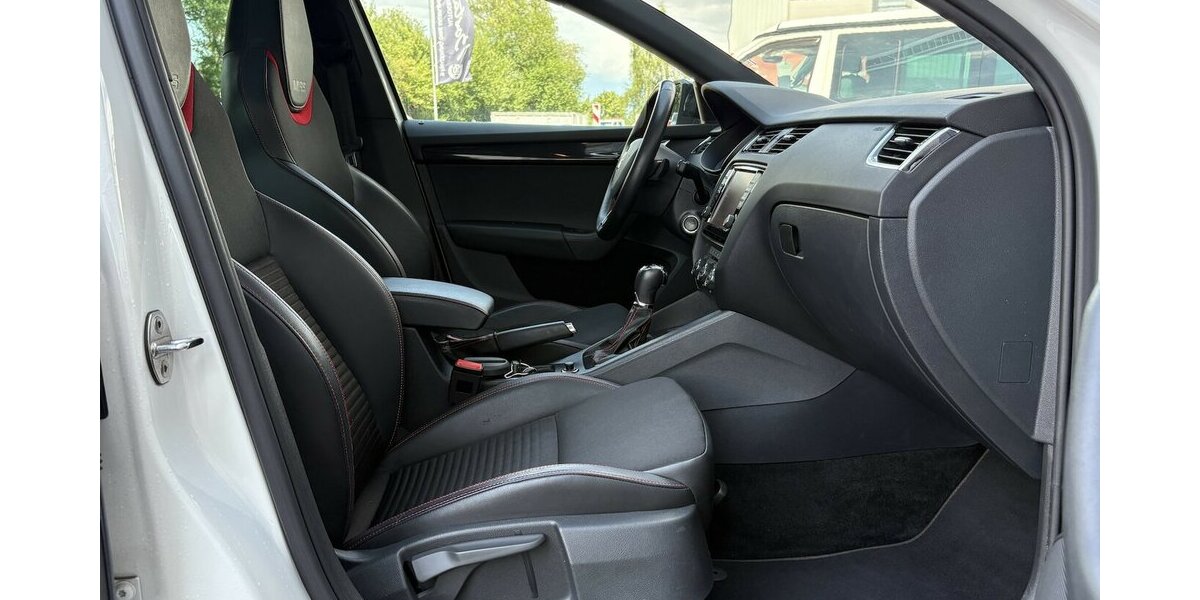 Skoda Octavia 2.0 TDI RS PANORAMA/NAVI/AHK/4xSHZ/DSG 126.738 km 14.900 &euro; Villingen-Schwenningen 78054