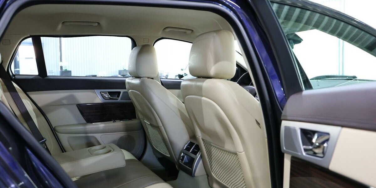 Jaguar XF SPORTBRAKE 3.0 V6 Diesel S / BLUE & BEIGE 198.000 km 5.902 &euro; Hamm 59077