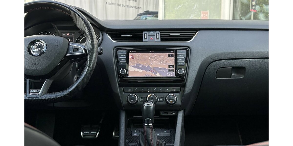 Skoda Octavia 2.0 TDI RS PANORAMA/NAVI/AHK/4xSHZ/DSG 126.738 km 14.900 &euro; Villingen-Schwenningen 78054